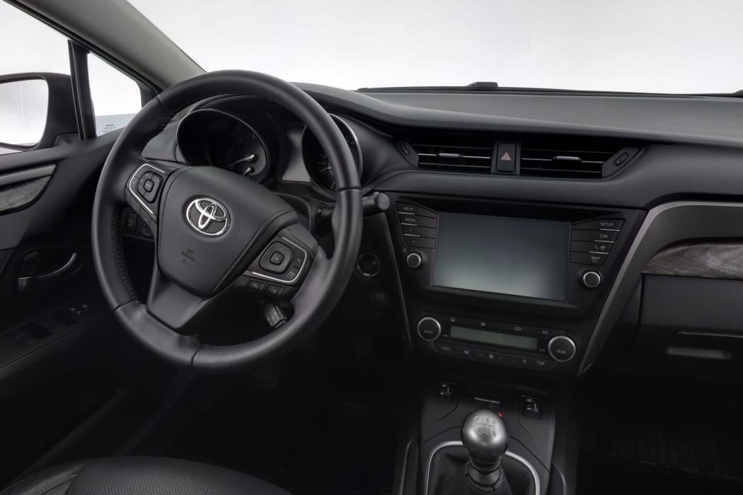 TOYOTA Avensis 2015