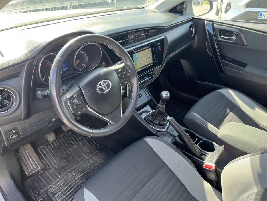 TOYOTA Auris 2015