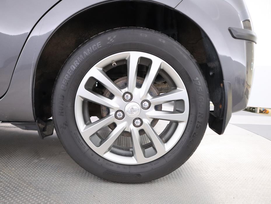 TOYOTA Yaris 2015