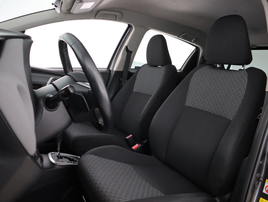 TOYOTA Yaris 2015