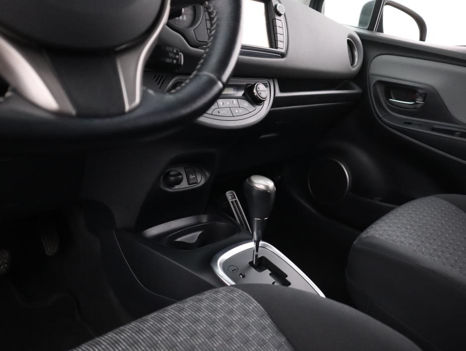 TOYOTA Yaris 2015