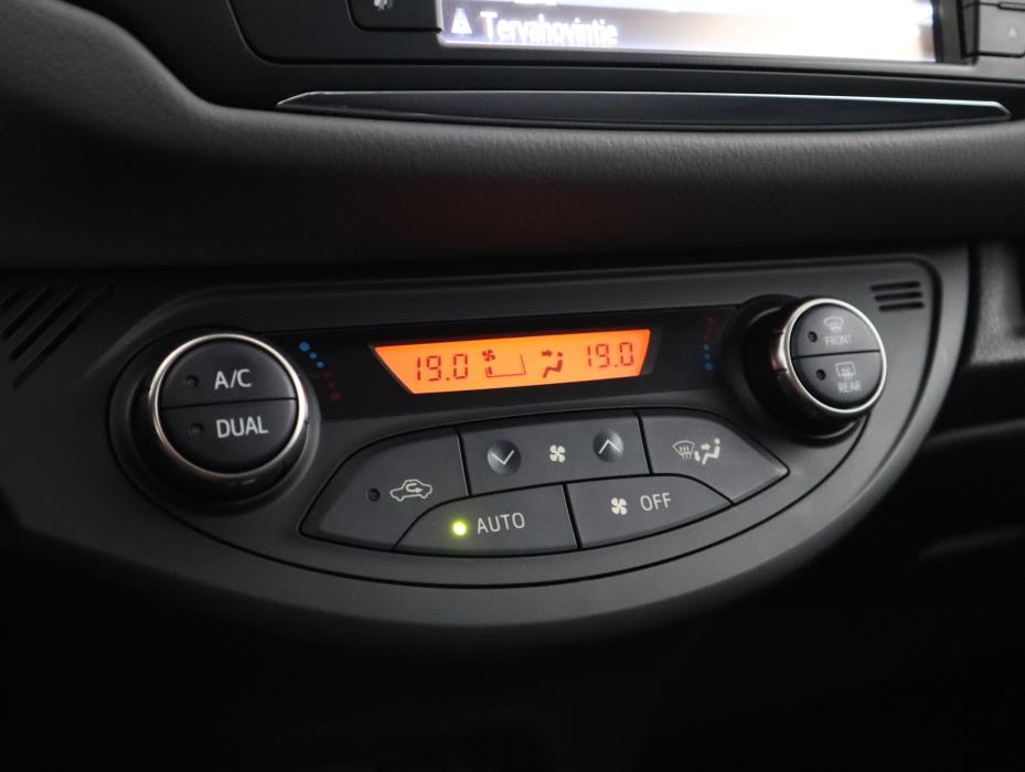 TOYOTA Yaris 2015