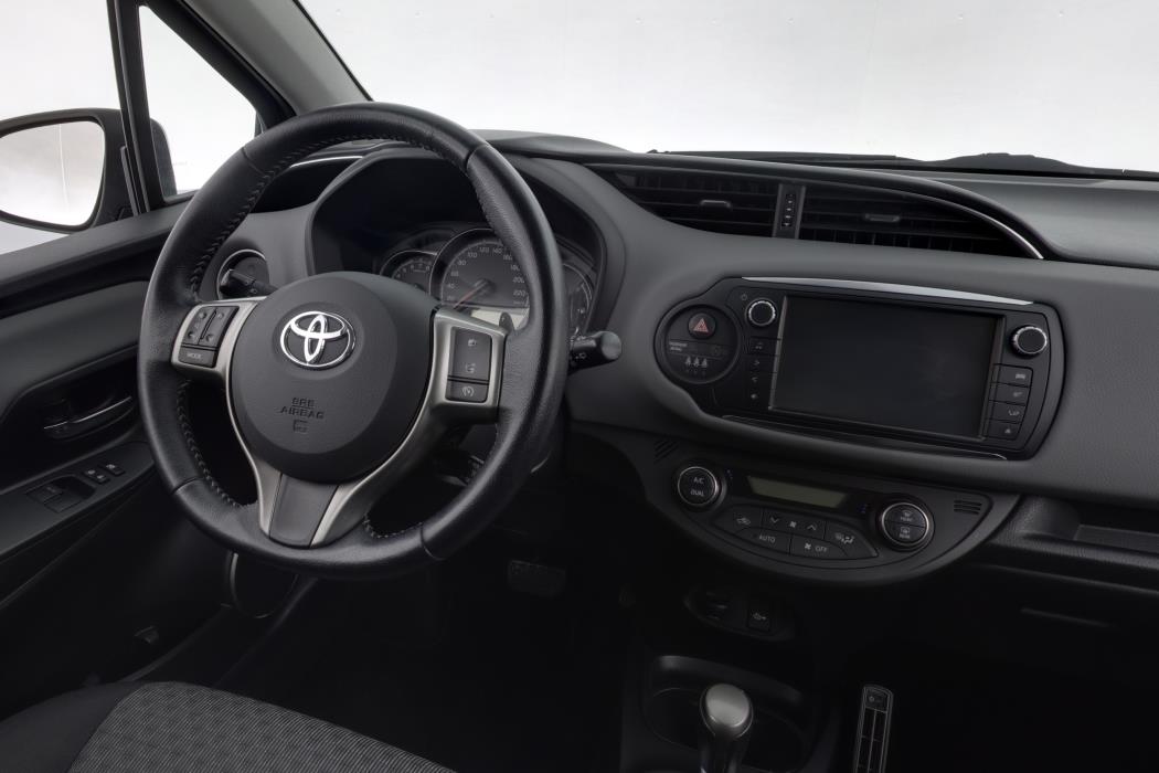 TOYOTA Yaris 2015
