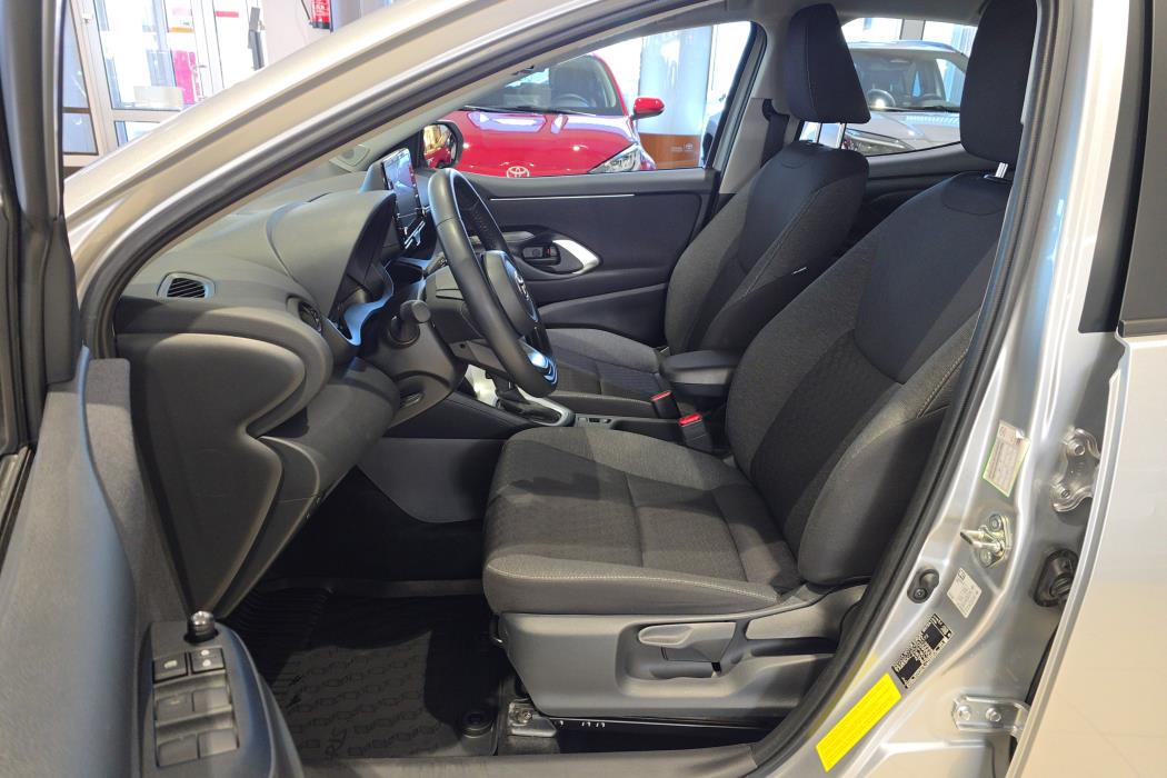 TOYOTA TOYOTA YARIS HYBRID 2023