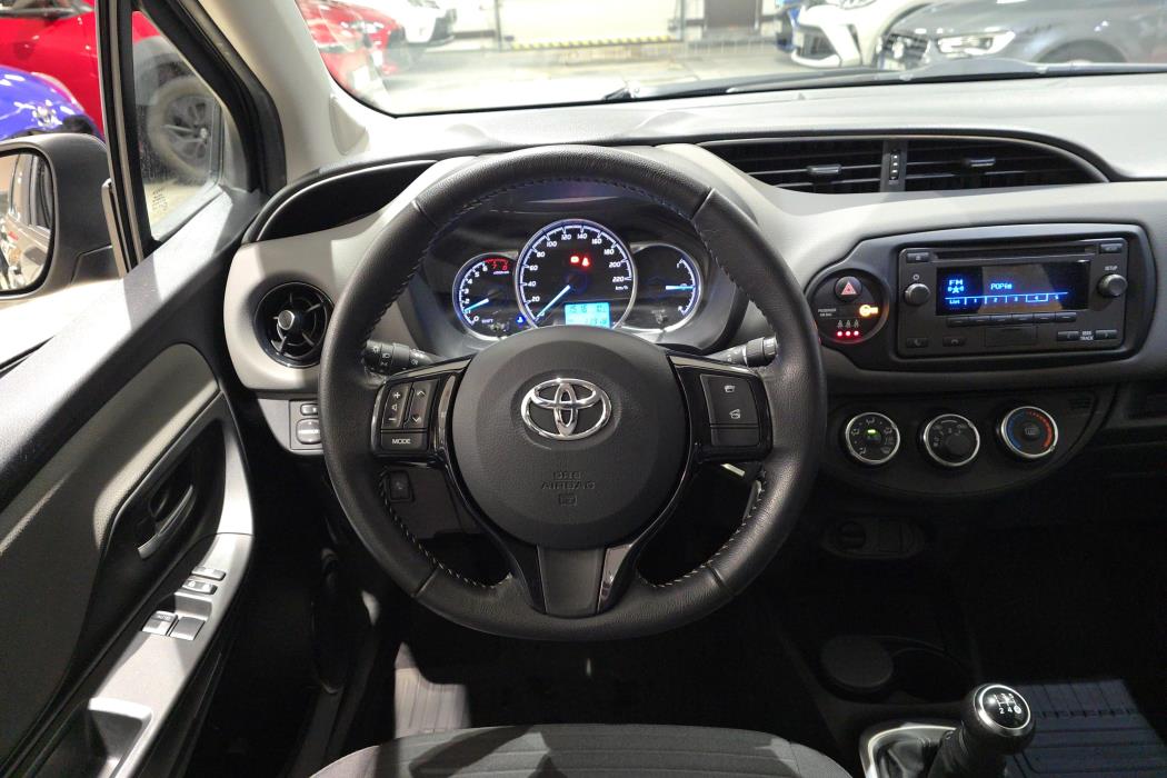TOYOTA Yaris 2017