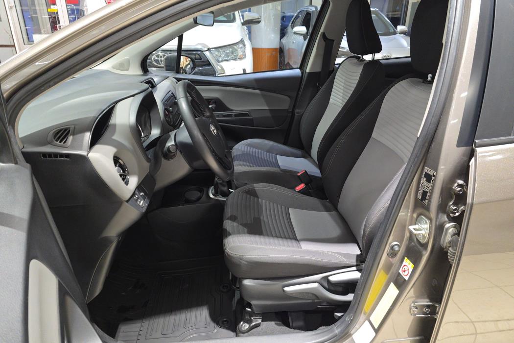 TOYOTA Yaris 2017