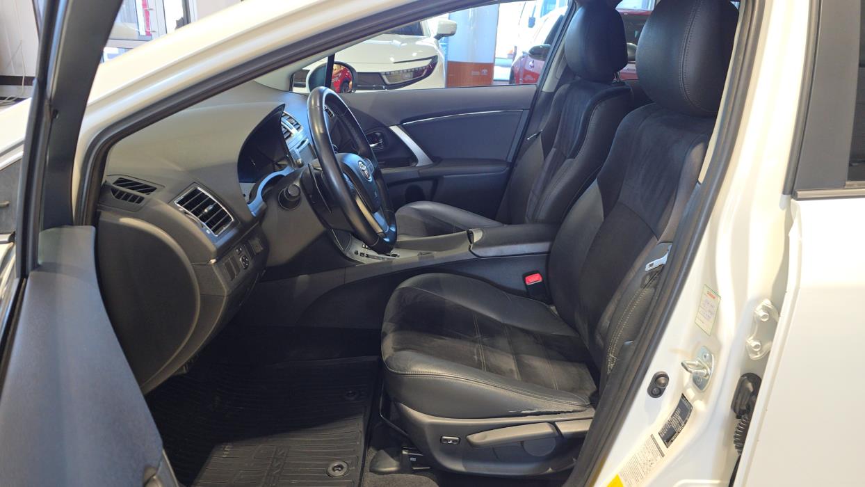 TOYOTA Avensis 2013