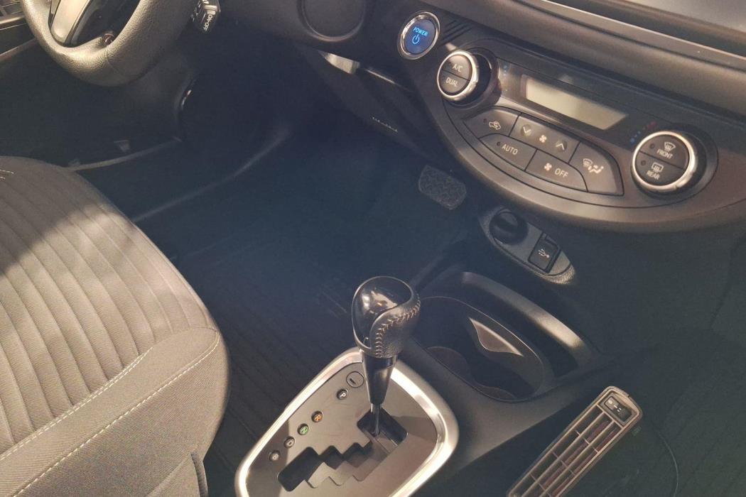 TOYOTA Yaris 2017