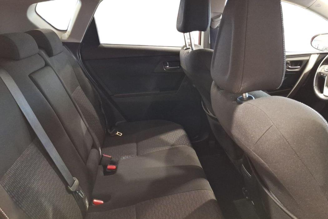 TOYOTA Auris 2015