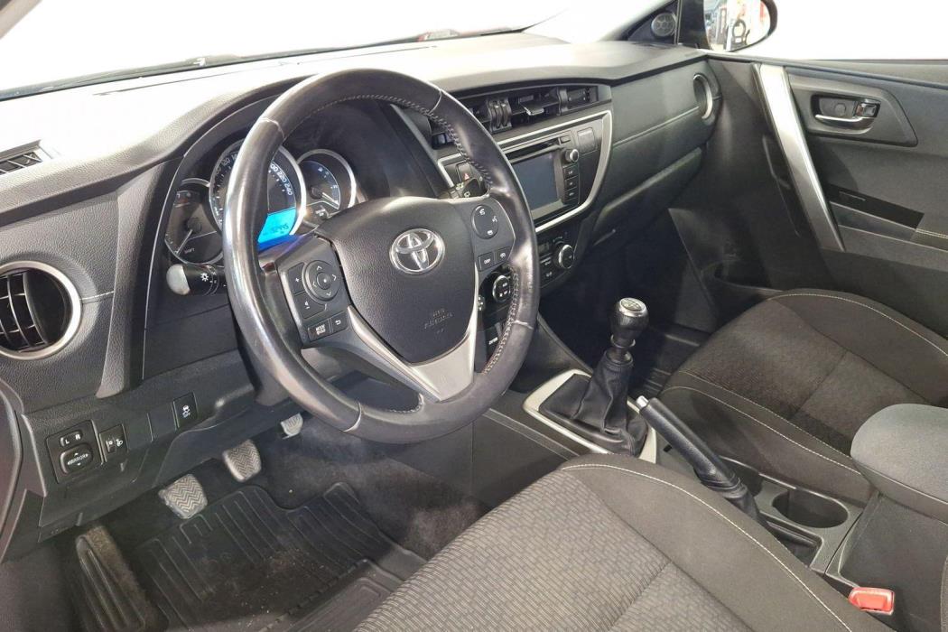 TOYOTA Auris 2015