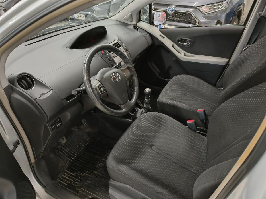 TOYOTA Yaris 2011