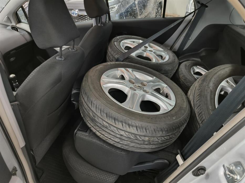 TOYOTA Yaris 2011
