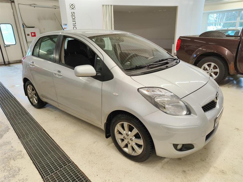 TOYOTA Yaris 2011