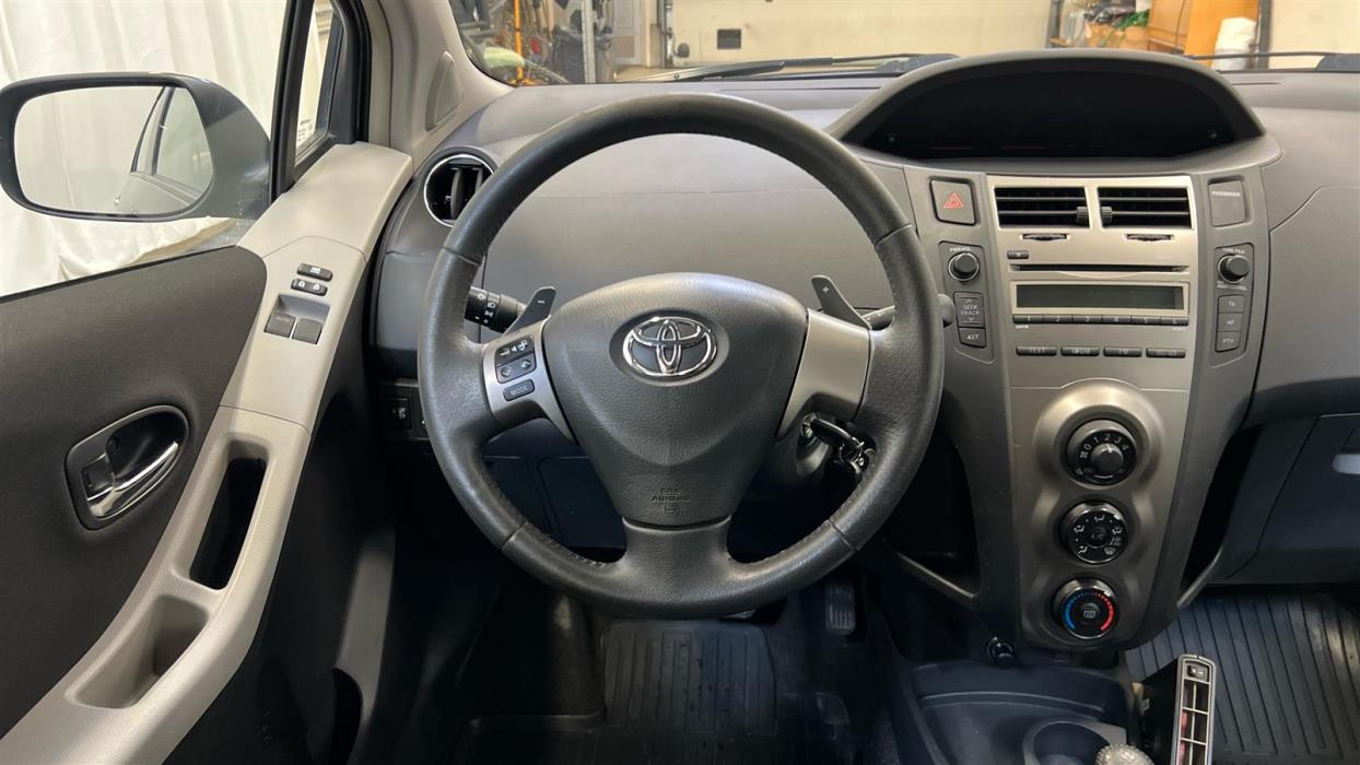 TOYOTA Yaris 2011