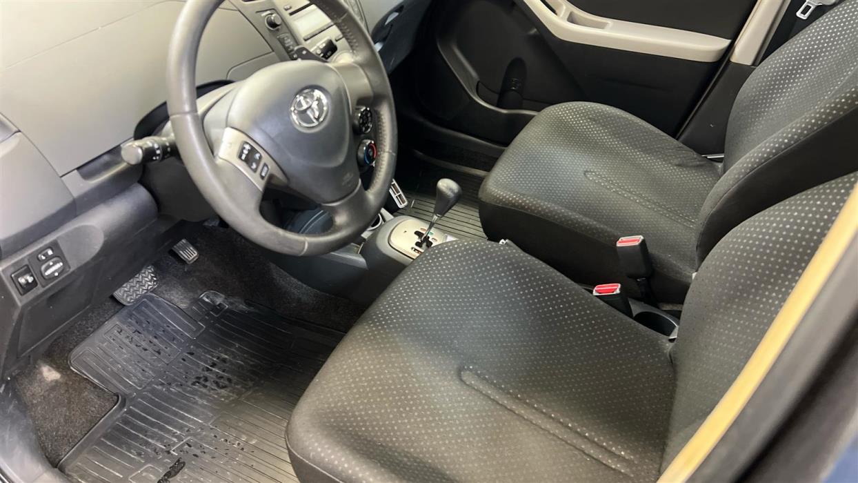 TOYOTA Yaris 2011