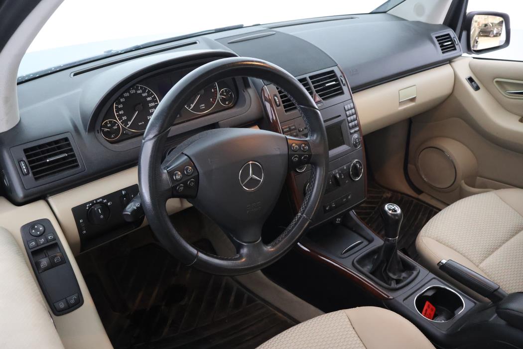 MERCEDES-BENZ A 2011