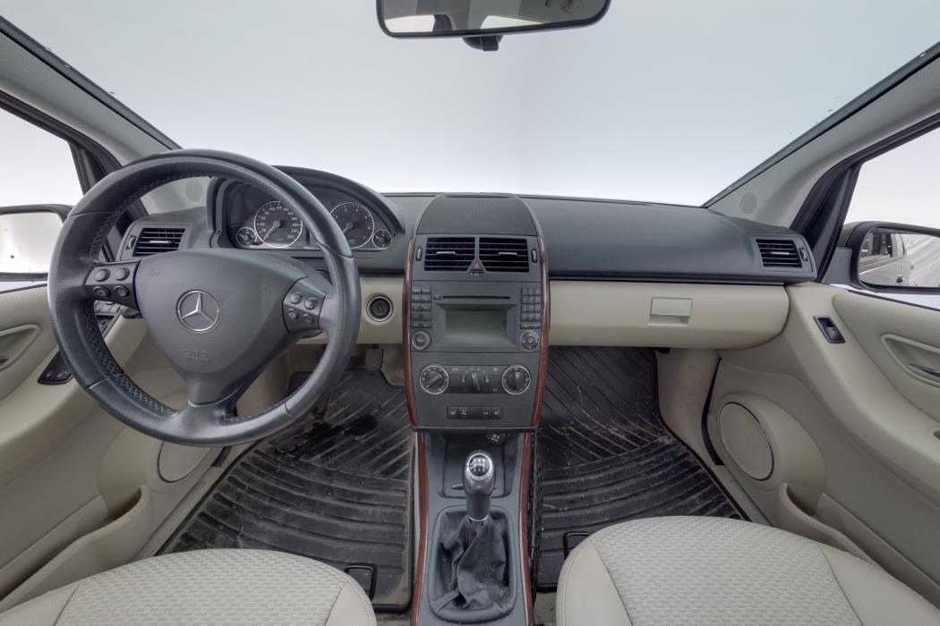 MERCEDES-BENZ A 2011