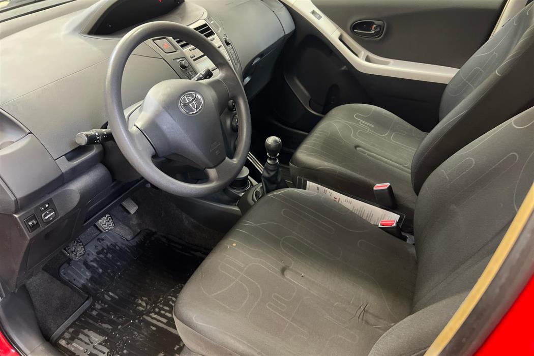 TOYOTA Yaris 2011