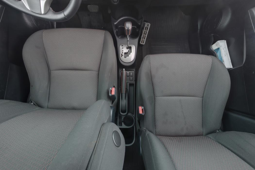 TOYOTA Yaris 2012