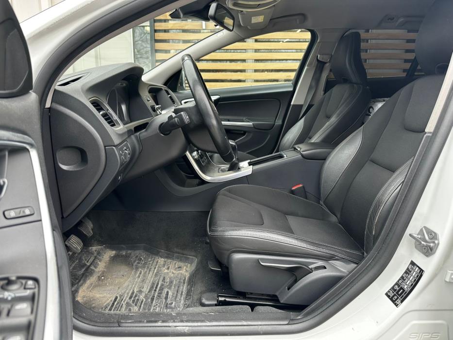 VOLVO V60 2015