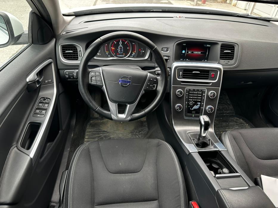 VOLVO V60 2015
