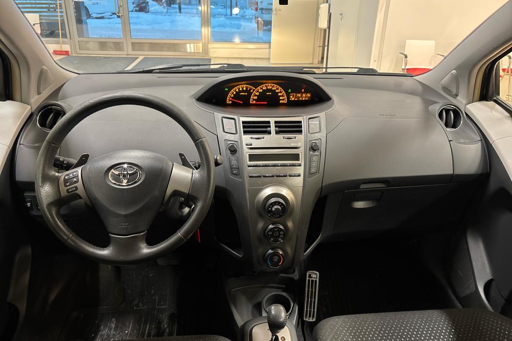 TOYOTA Yaris 2011