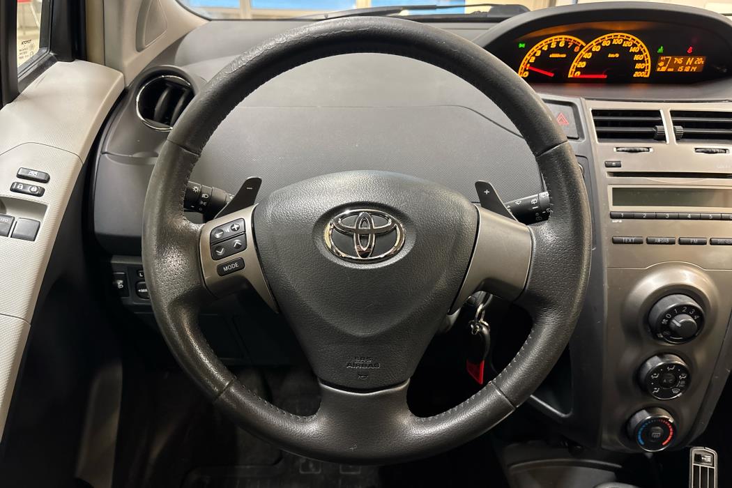 TOYOTA Yaris 2011