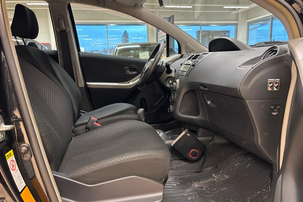 TOYOTA Yaris 2011