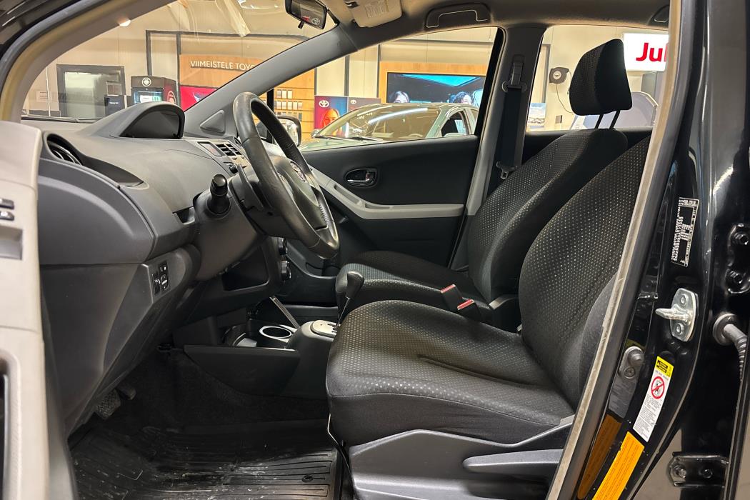 TOYOTA Yaris 2011