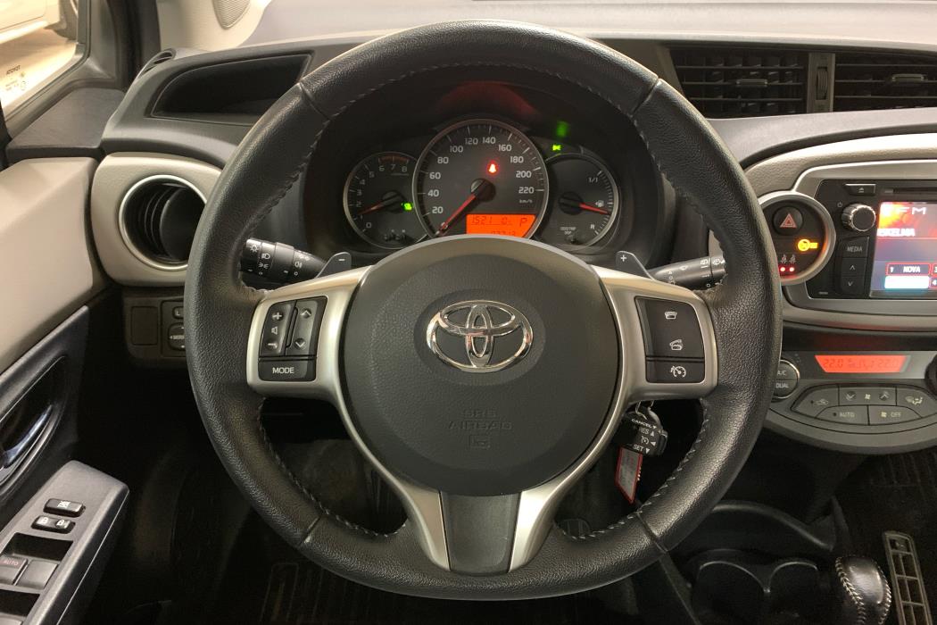 TOYOTA Yaris 2012