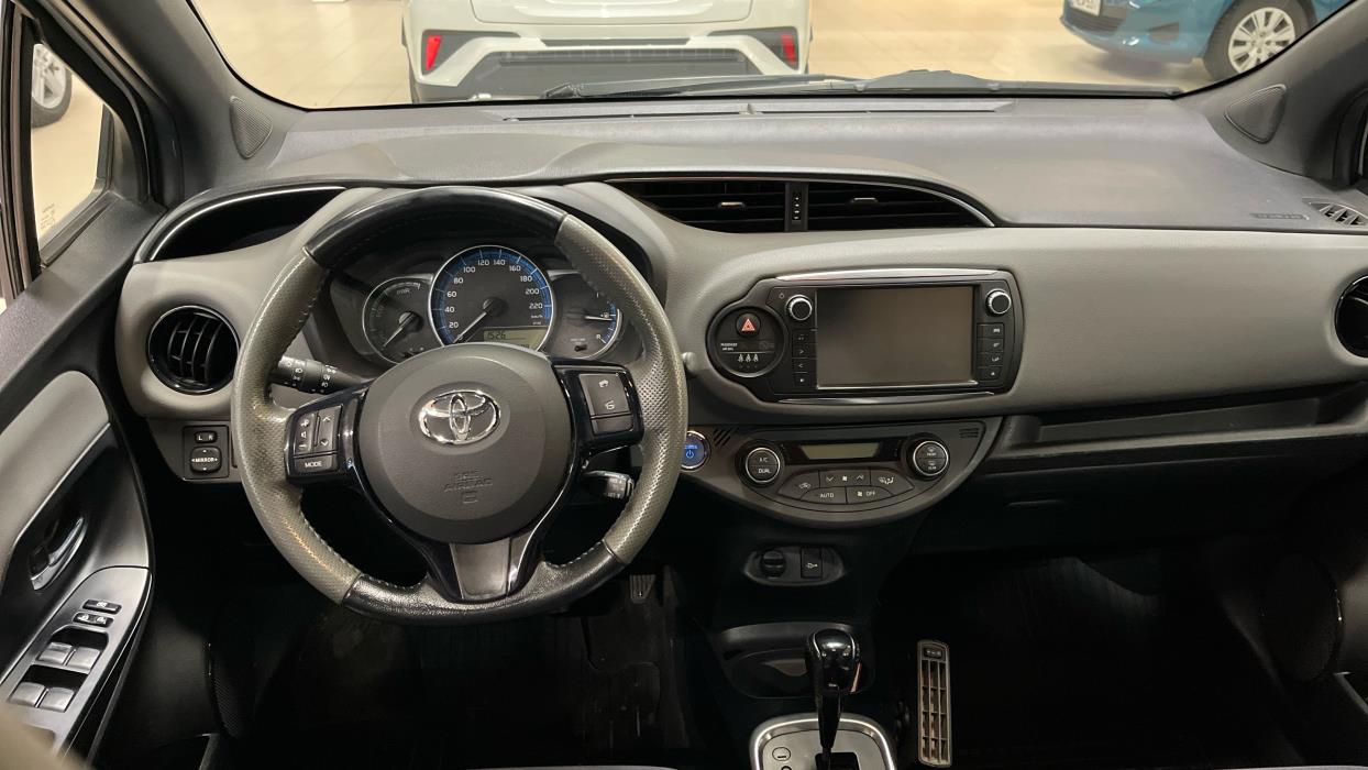 TOYOTA Yaris 2016