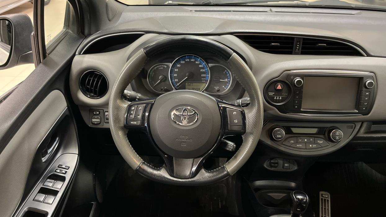 TOYOTA Yaris 2016