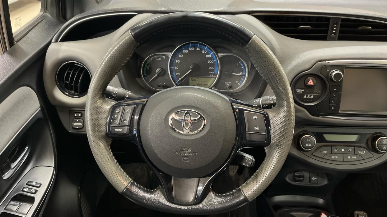 TOYOTA Yaris 2016