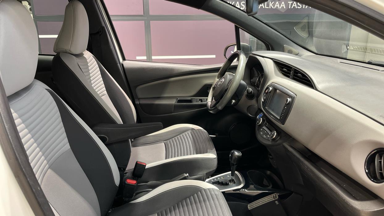 TOYOTA Yaris 2016