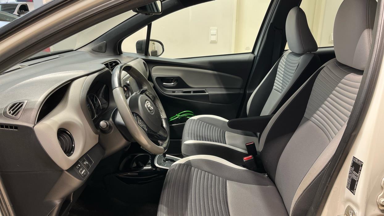TOYOTA Yaris 2016