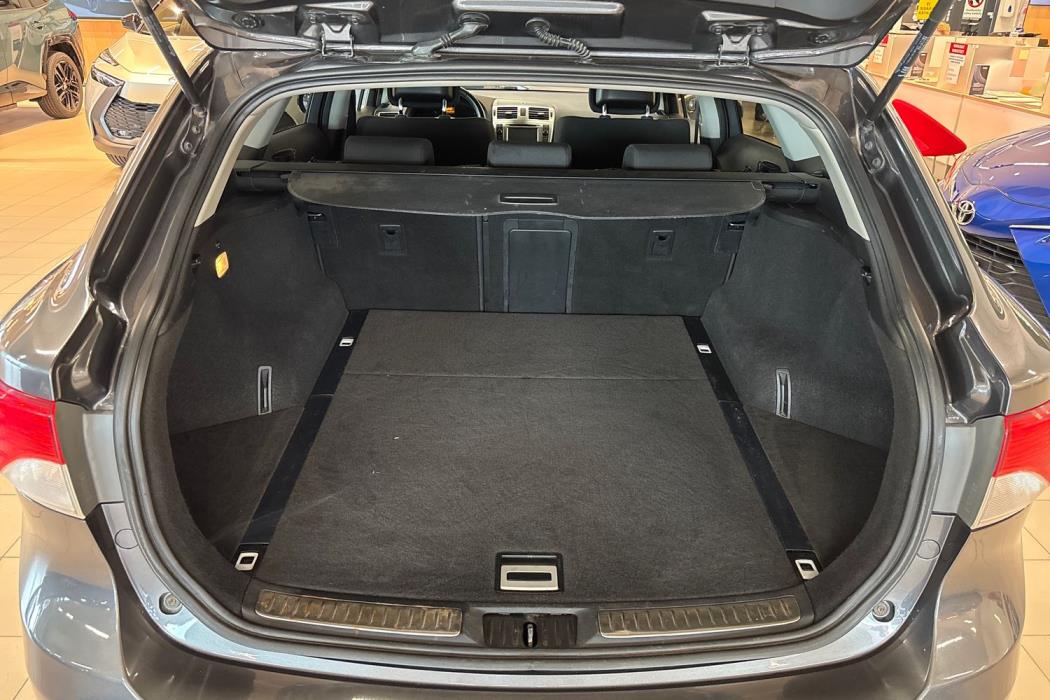 TOYOTA Avensis 2013