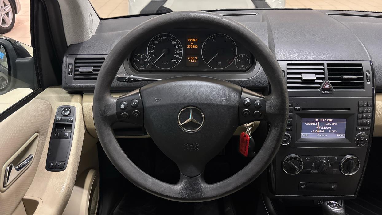 MERCEDES-BENZ A 2011