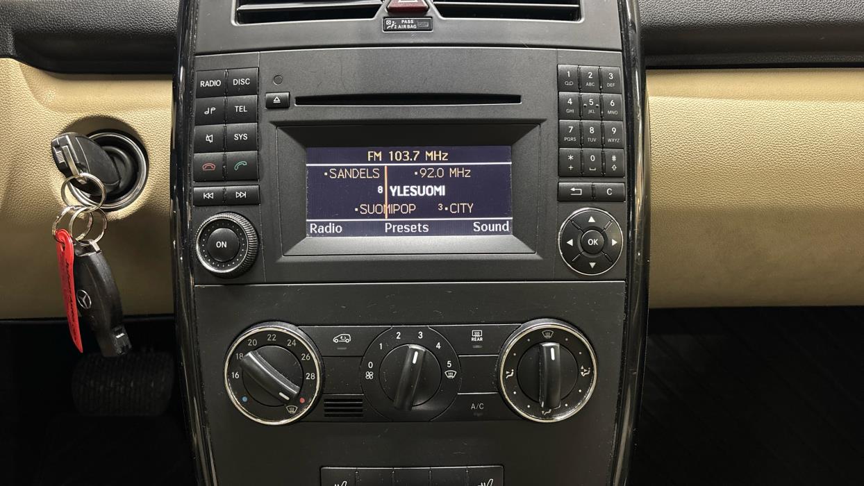 MERCEDES-BENZ A 2011