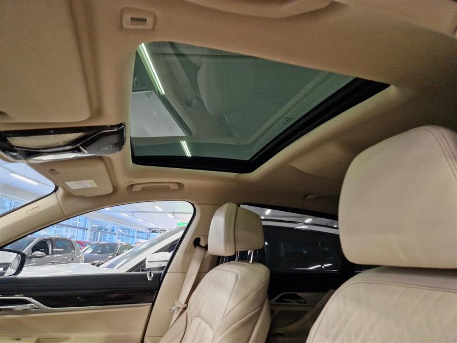 BMW 745 2019