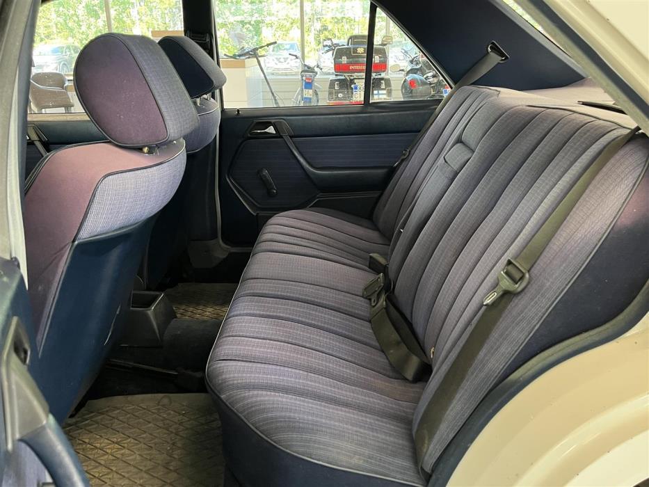 Mercedes-Benz 200 1985