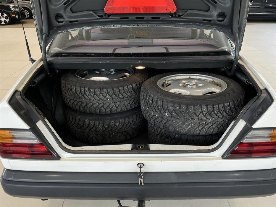 Mercedes-Benz 200 1985