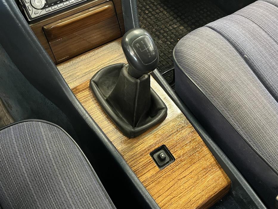 Mercedes-Benz 200 1985