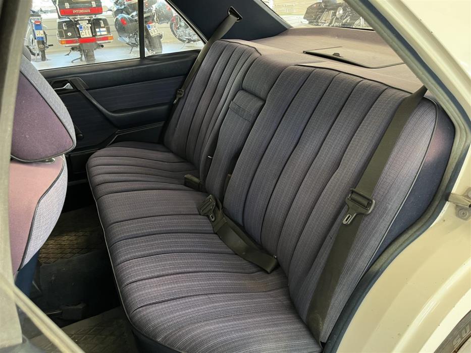 Mercedes-Benz 200 1985