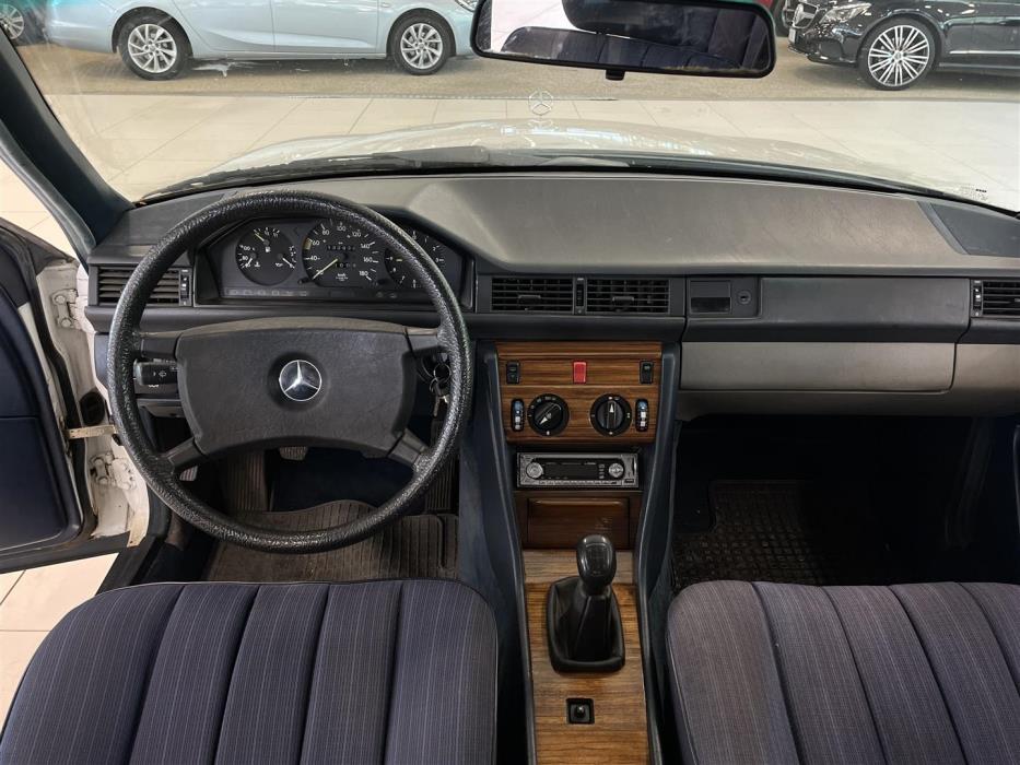 Mercedes-Benz 200 1985