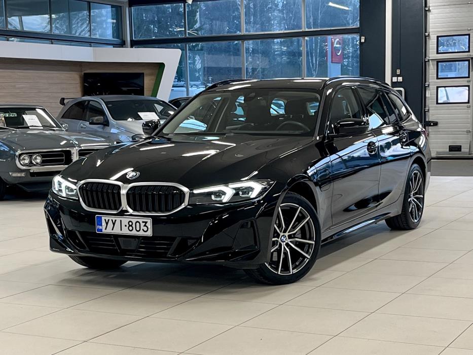 BMW 330 2025