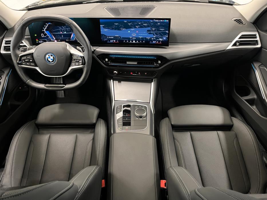 BMW 330 2025