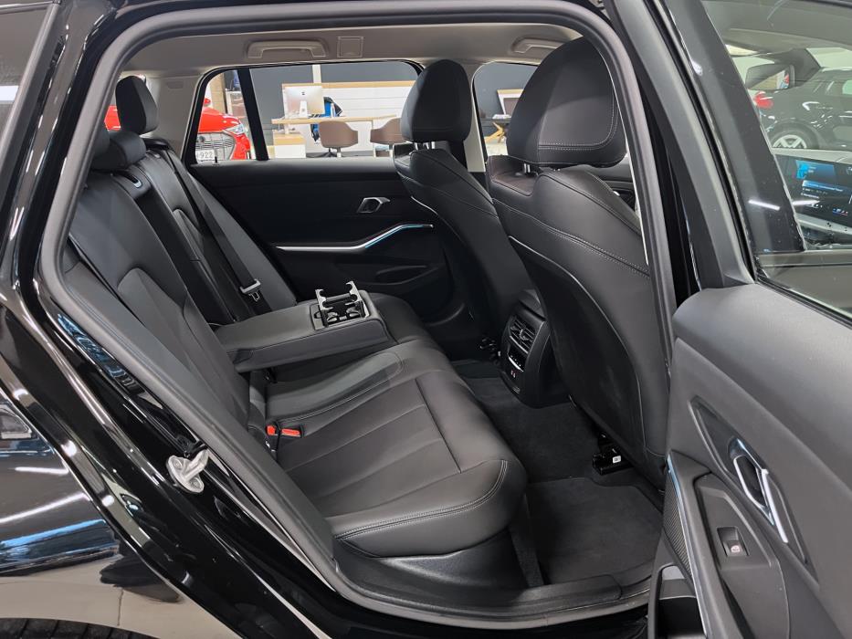 BMW 330 2025