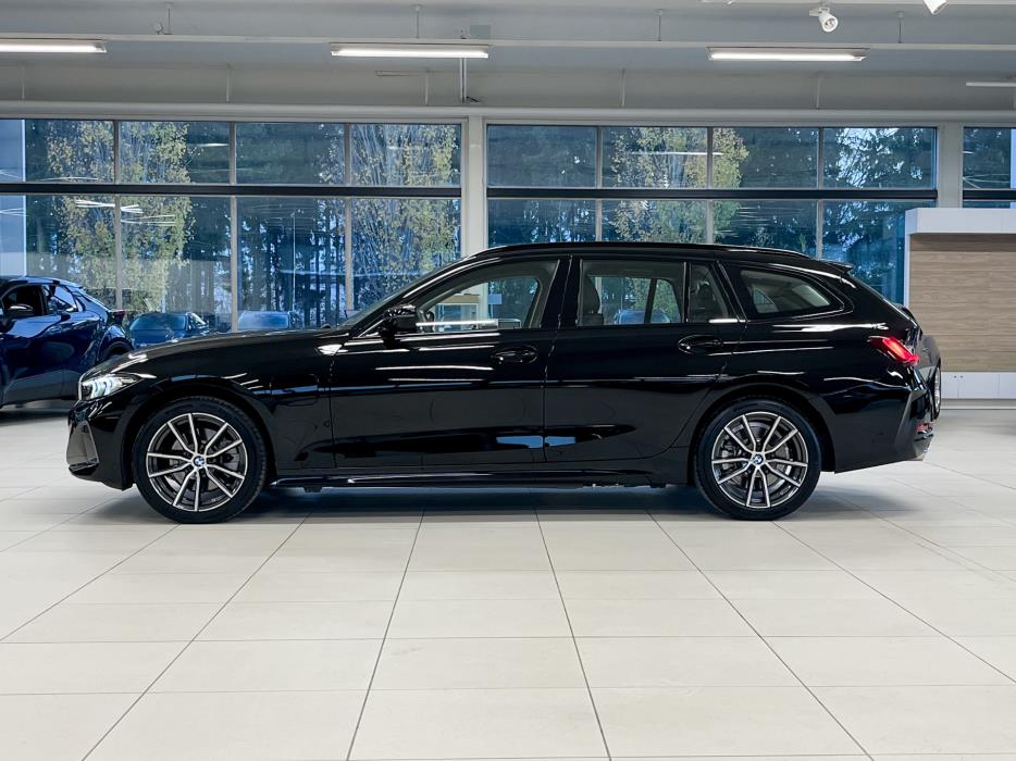 BMW 330 2025