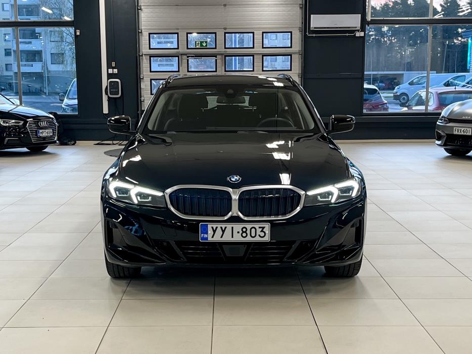 BMW 330 2025
