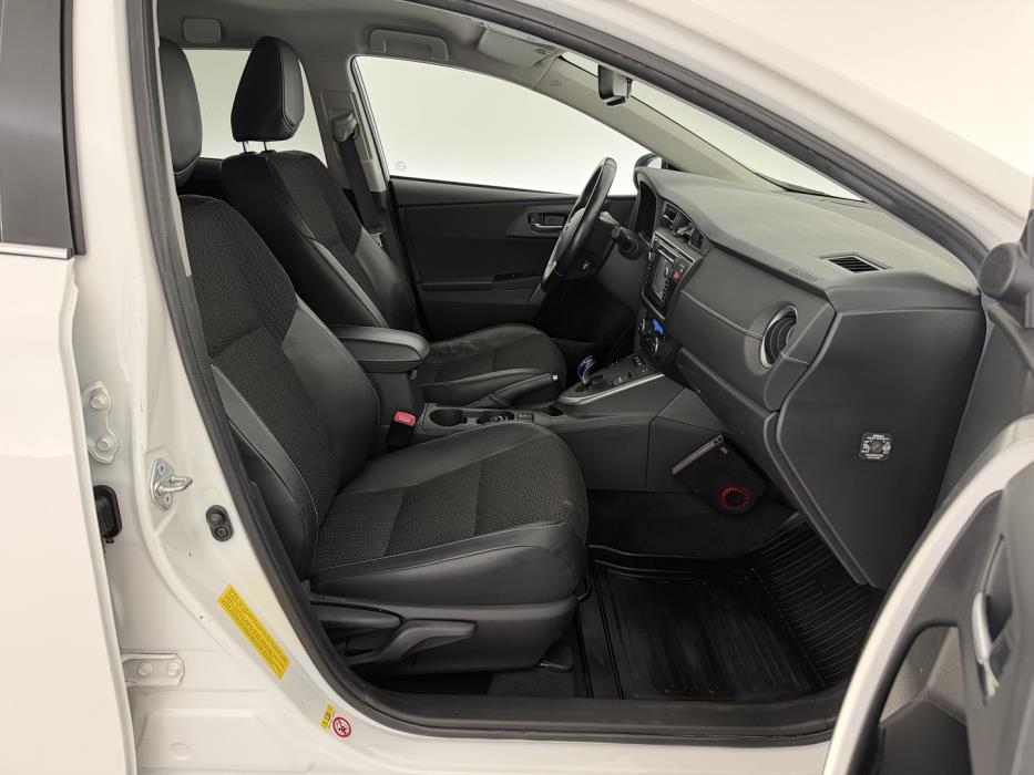 TOYOTA Auris 2015